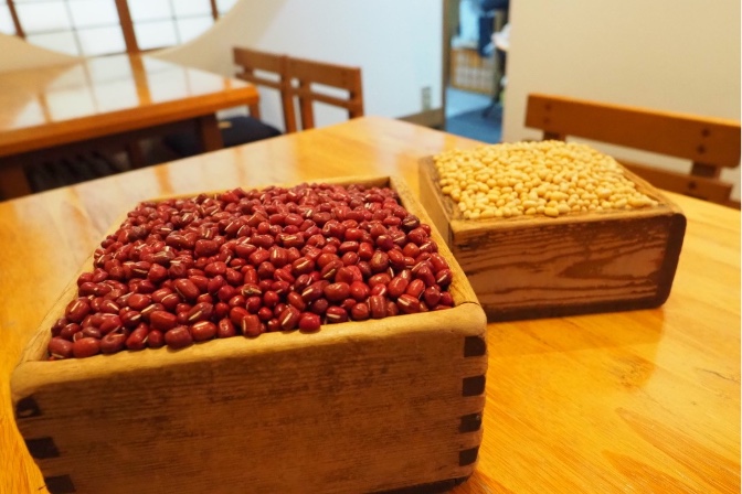 The traditional method of making red bean paste, passed down through generations.
