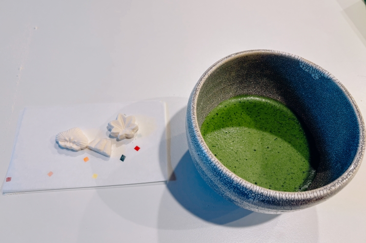 You can enjoy some of the rakugan (a type of Japanese sweet) you make with matcha tea, and take the rest home.