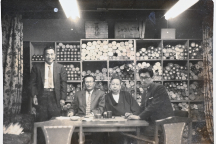 (Center right) 11th generation Matsui Tasaburo (right) 12th generation Matsui Ryuji