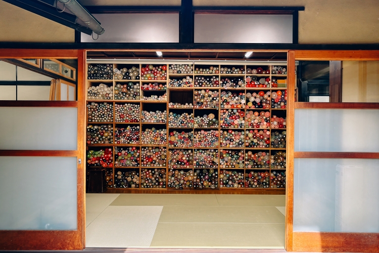 The current shelves where silk fabrics are stored