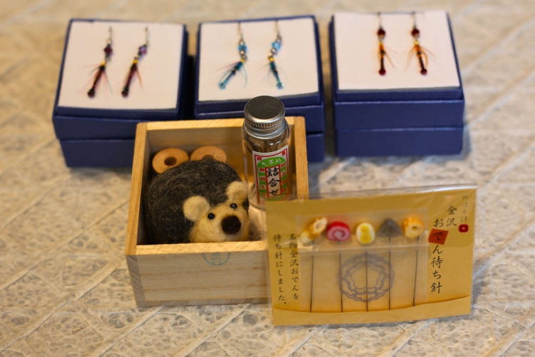 Playful pincushions and pins, and accessories that utilize the techniques of "Kaga Kebari" (Kaga fly fishing).