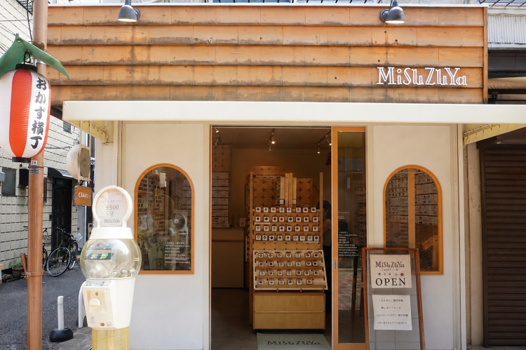 "MiSuZuYa" is a button-making workshop located in a downtown shopping district.