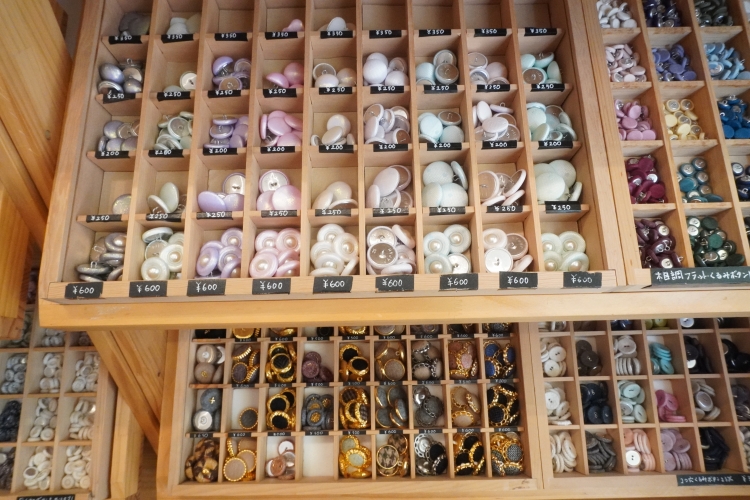 A variety of fabric-covered buttons are available, including tweed and wood-grain patterns.