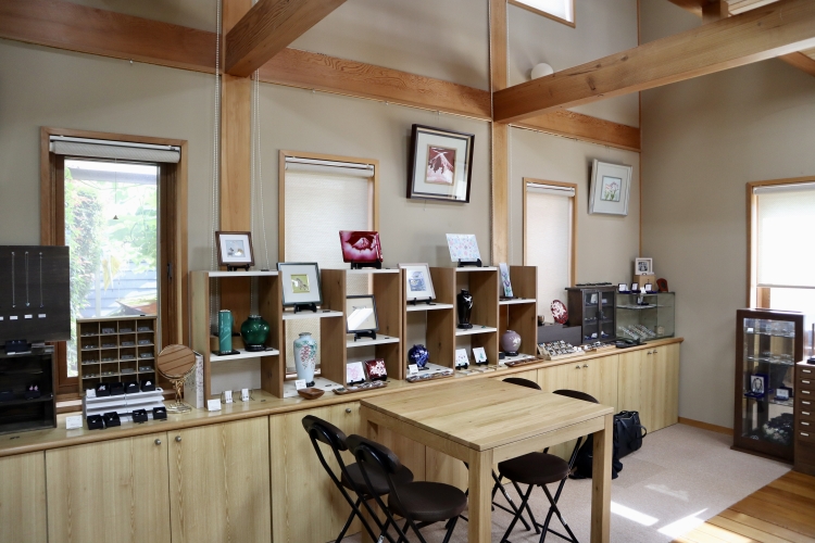 The store features accessories that are easy to wear every day, as well as highly artistic crafts.