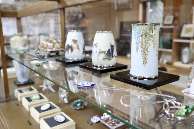 A variety of cloisonné enamelware displayed in the shop's showcase.