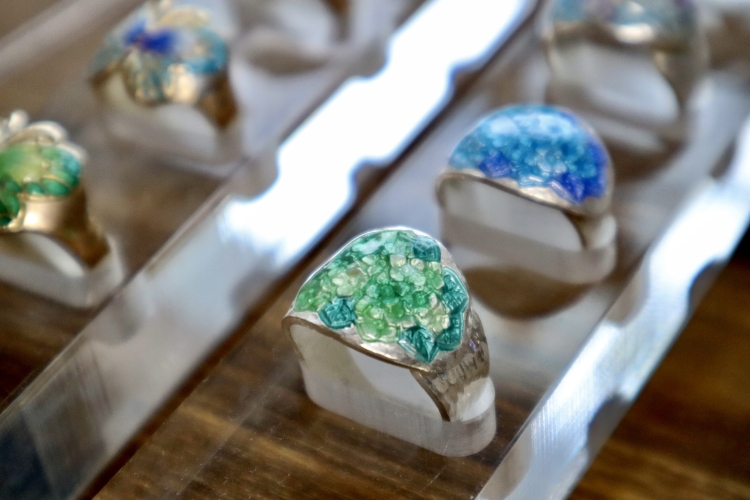 Accessories designed by the 5th generation Atsuko Hirano