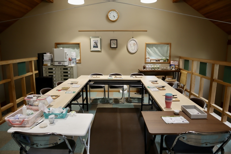The workshop is located on the second floor of the shop. A kiln is also set up, and the finished product is completed on the same day.