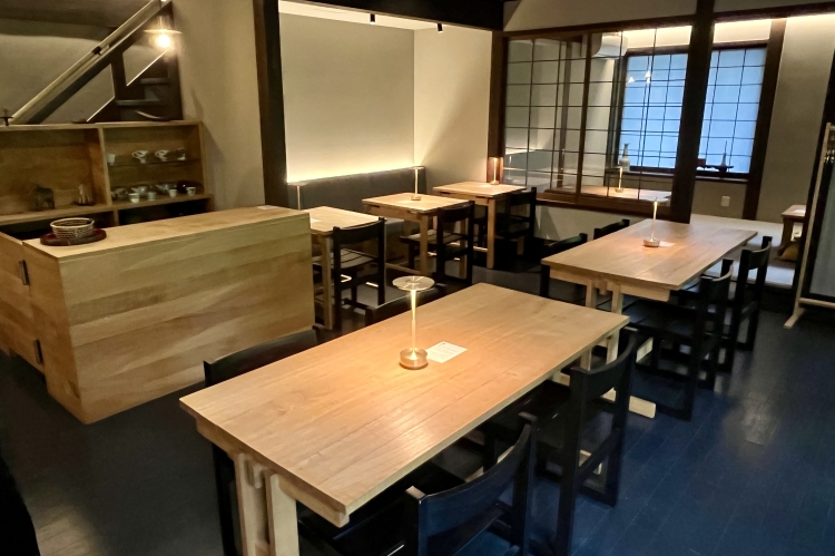 The interior of the vegetarian restaurant "Toki to Sora" is bathed in soft light, and time flows peacefully.