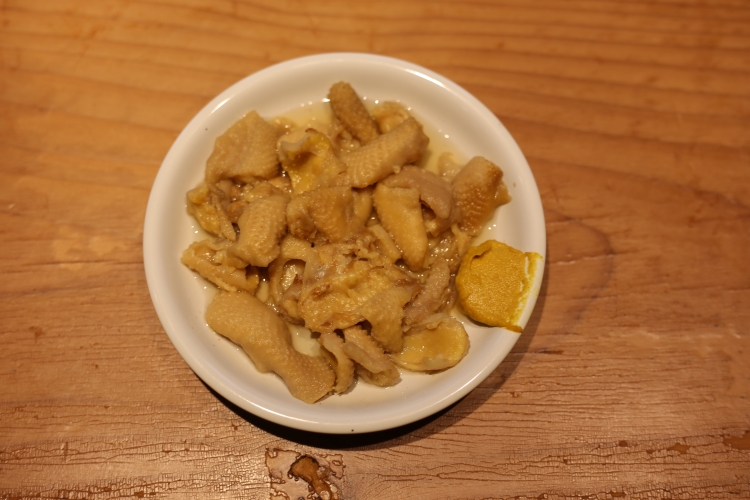 "Torikawa," a popular dish, is made by simmering chicken skin, which has been used to extract homemade chicken fat, in a light soy sauce broth.