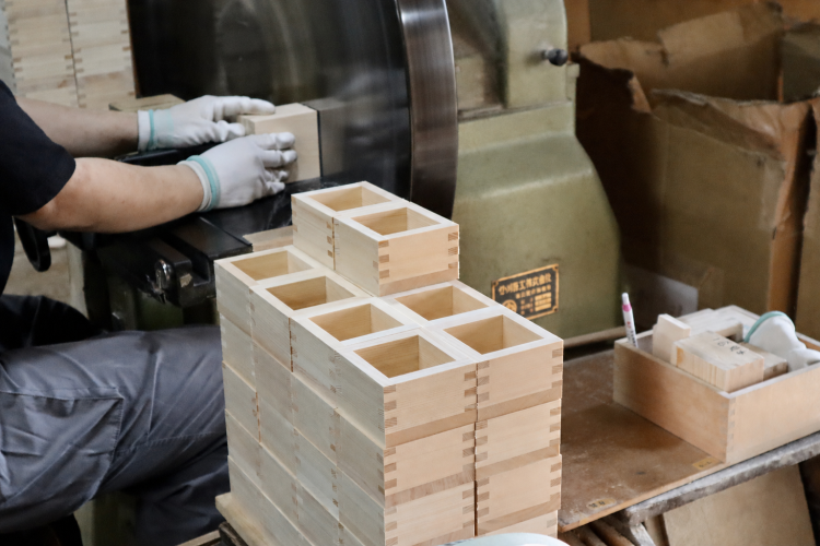 "Shaving" the surface of the measuring box. This process smooths out any slight unevenness in the joints, making them uniform.