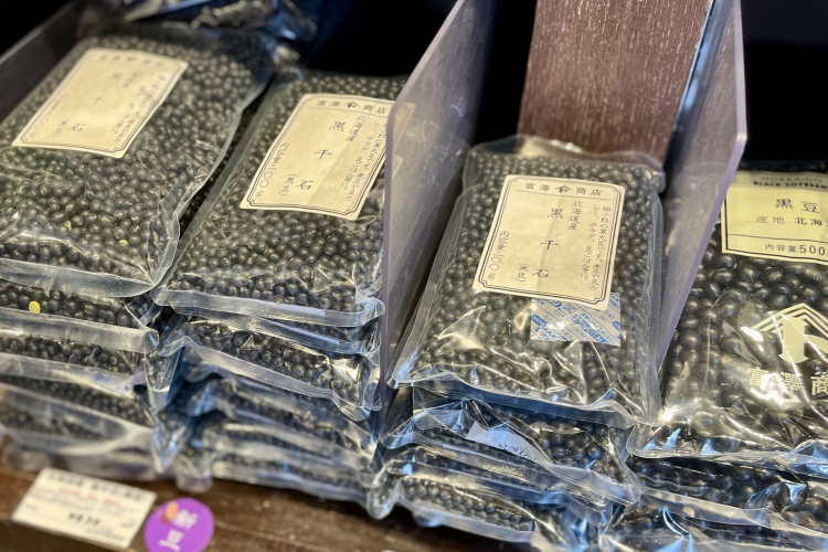 Many people eagerly await the arrival of new beans from late autumn to early winter, a testament to the quality of these beans.