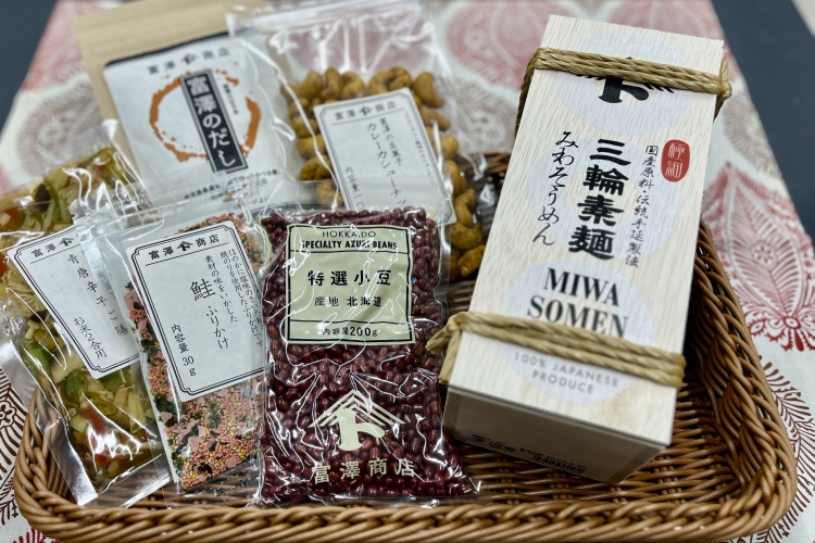Our wide range of products includes snacks perfect for enjoying with drinks, dried foods, dashi (broth), and gifts such as somen noodles in wooden boxes.
