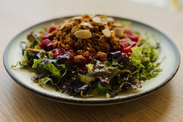 "Veggie Taco Rice," a popular menu item at "Rakuen CAFÉ"