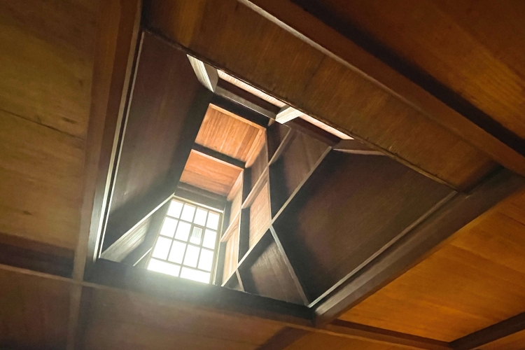 In the ceiling of the guest room, there was a "warrior's hiding place" disguised as a skylight, which was used to guard the host and guest.