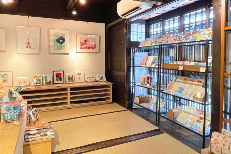 The shop has a tatami-matted floor. You can take off your shoes and take your time to find your favorite item.
