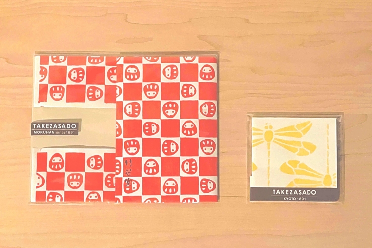 A wide variety of items perfect as souvenirs from your Kyoto trip are available, including book covers and small envelopes.