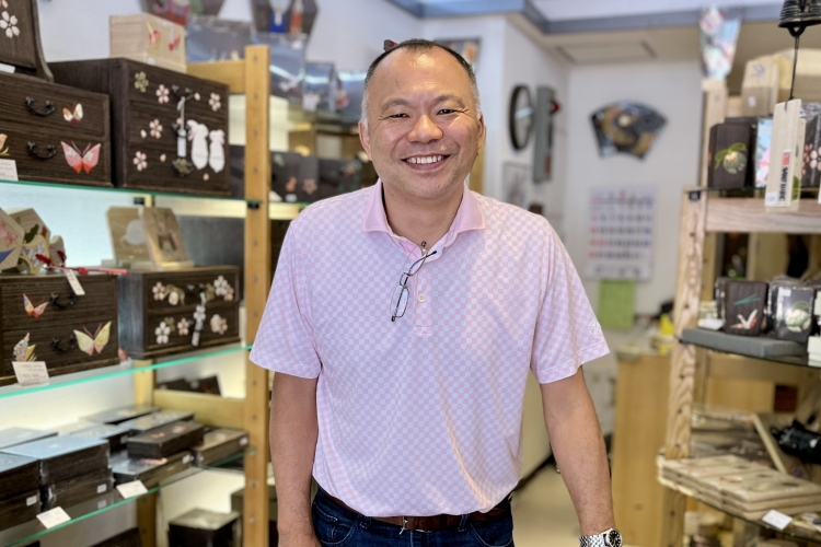 Kenji Miyata, the fourth-generation president of "Hakocho," is a friendly person who warmly welcomes customers who visit his shop.