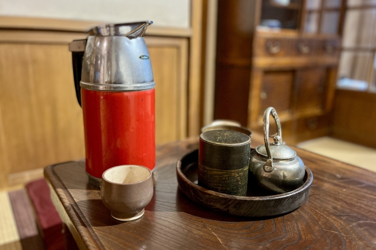 Everyday objects are displayed in the exhibition room on the first floor. By actually touching them, the exhibition conveys the importance of cherishing possessions.