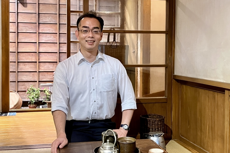 Researcher Kondo explained the museum's concept and the charm of the old downtown area.