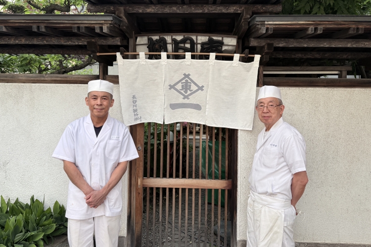 The fourth generation, Hisao Sato (left in the photo), and the third generation, Genji Sato (right in the photo).