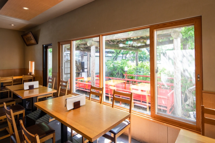 Depending on the season, courtyard seating may also be available.