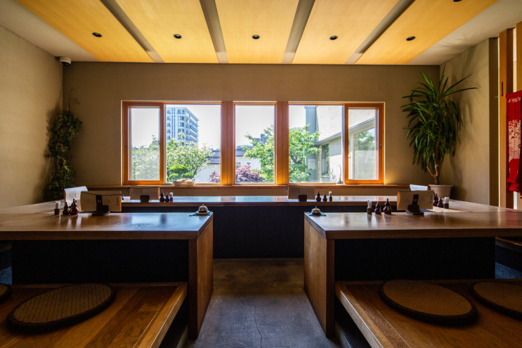 The second floor seating area features sunken tables (horigotatsu), and is designed to allow wheelchair users to enter without any issues.