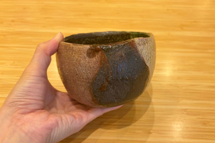 A tea bowl made by the 11th generation Ohi Chozaemon.