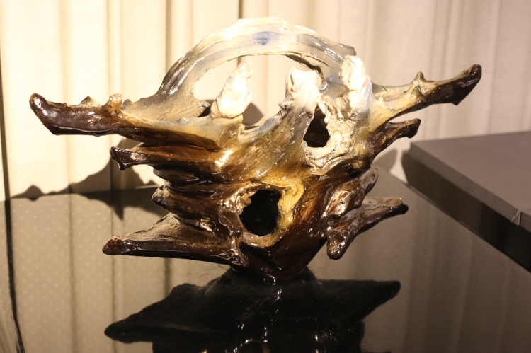 "God's Cliff 2021," a sculptural work by the 11th generation Ohi Chozaemon and Ohi Toshio.