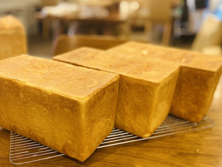 COLAZIONE VARIO: A shop that connects people with its "UMAMI Bread" made with kelp